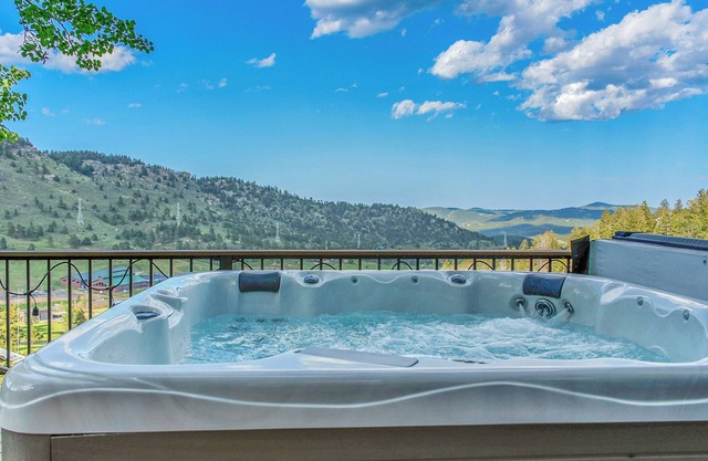 Mntn views with Hot tub, Sauna, Game room, Quick I-70 access, Red rocks, Skies