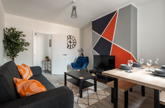 Modern apartment - 200 metres from M62