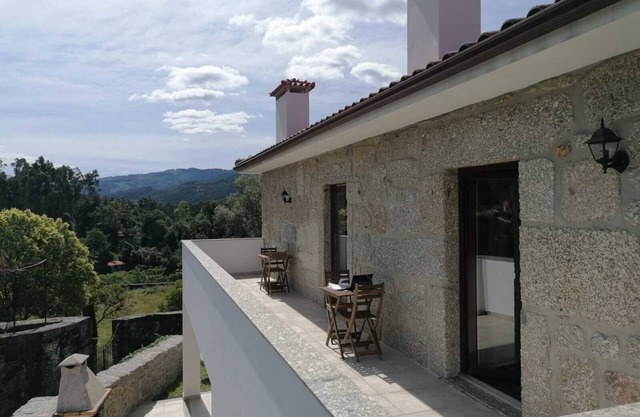 moradia inserida em pequena aldeia do Gerês com todas as comunidades
