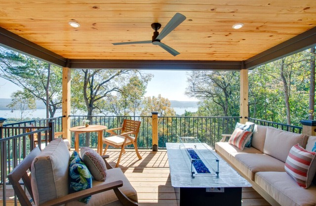 Moana-Themed Luxury Cabin with Lake Views, Hot Tub & Festive Decor