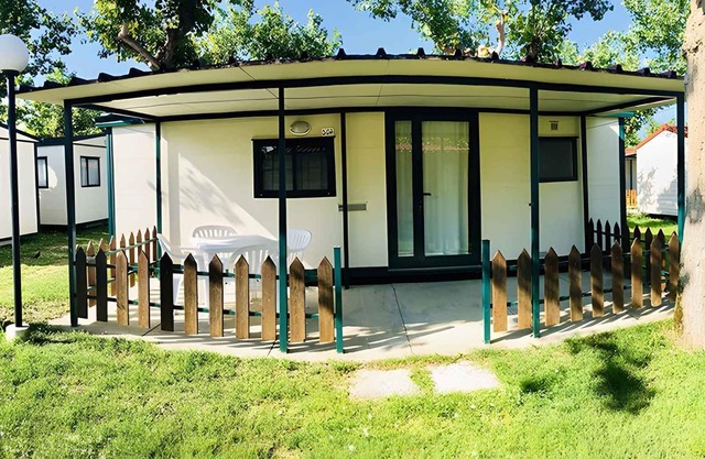 Mobilehome auf Camping im Pinienwald