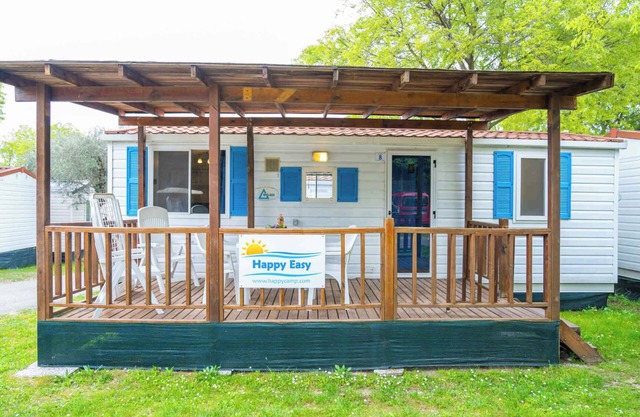 Mobilehome mit Klimaanlage, Pool und halbüberdachter Holzterrasse