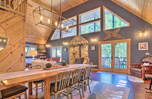 Mod Alpine Cabin w/ Hot Tub, Game Room & Fire Pit!