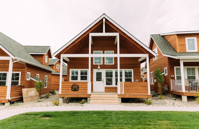 Mod lux bungalow, year round activities, lake living, ski Schweitzer