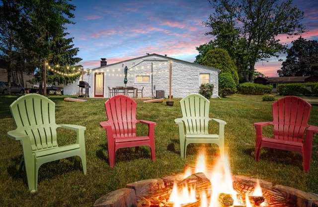 Modern Mandon Retreat: All-Sports Lakefront, 4 Beds, Dock & Beach, Kayaks, Games
