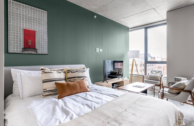 Mod West Loop Studio w/ Gym, Pool, nr. Restaurant Row, by Blueground