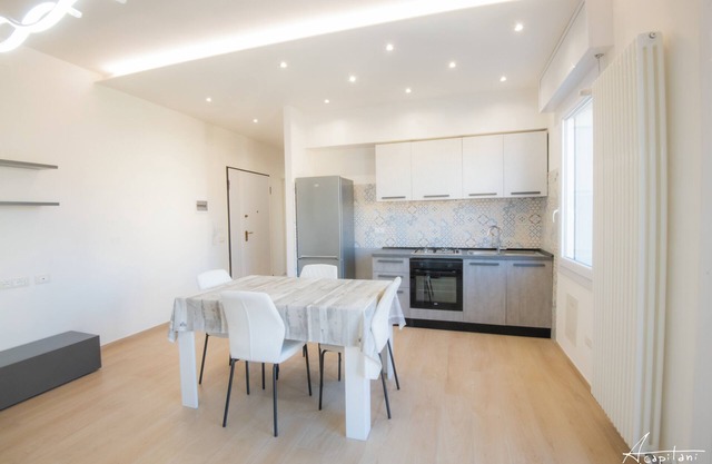 Modena, Italien, Ghirarldina-Turm. Gesamte Unterkunft: Elegantes Apartment