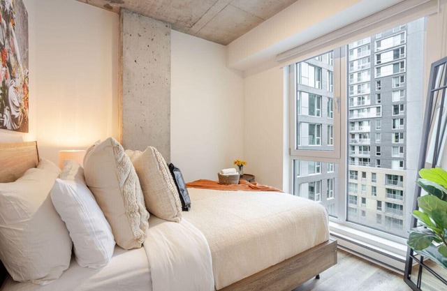 Modern 1-BDR APT in DT MTL – Prime Location!