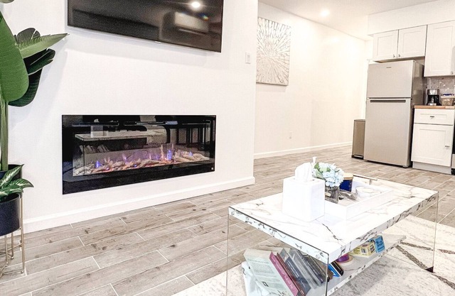Modern 1 bdrm/1 bath flat with romantic fireplace