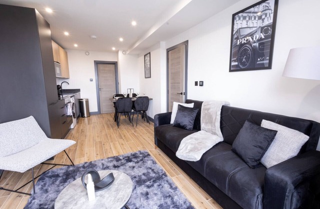 Modern 1‑bed, 1‑bath apartment rental | balcony and free parking, WD6