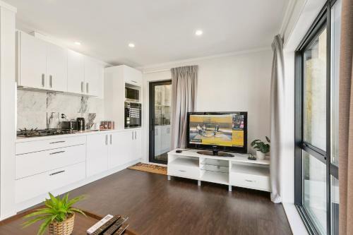 Modern 1 Bed Smart Flat in Upper Hutt with Full Kitchen, Parking - 5 minutes to Brewtown