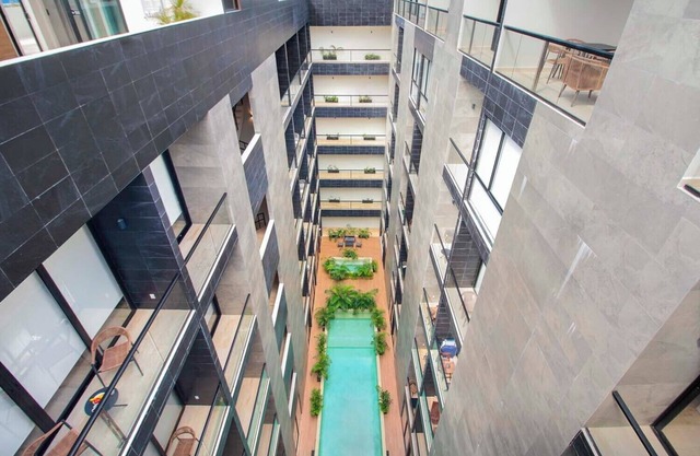 Modern 1-Bedroom Apartment, Rooftop Pool & Gym!