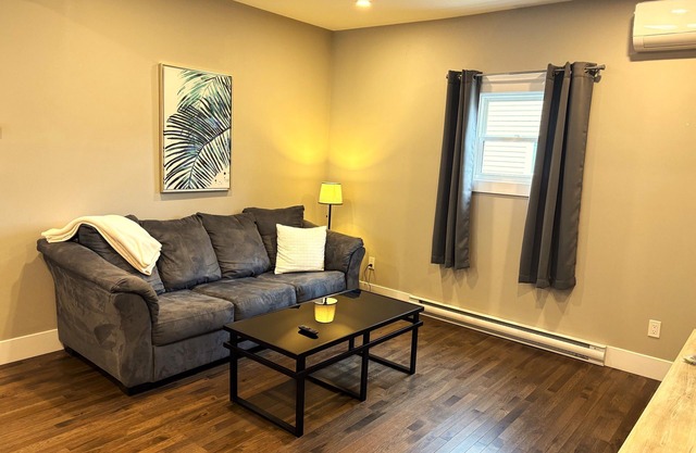 Modern 1 Bedroom, 10 minute walk to Downtown