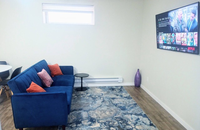 Modern 1 bedroom apartment with garage in serene Habour Landing, Regina.