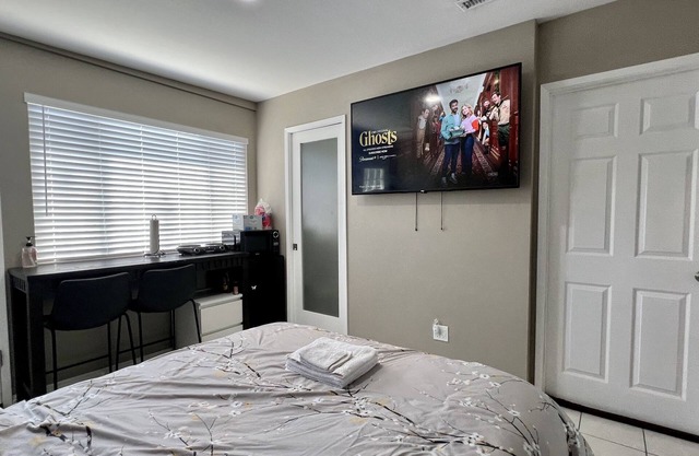 Modern 1 Bedroom Home w/shower jets