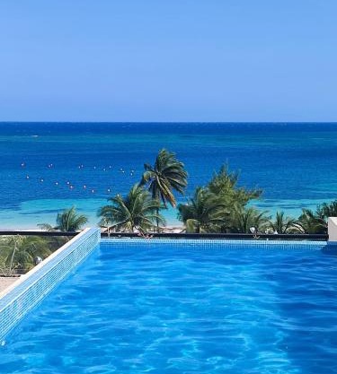 Modern 1 bedroom suite by beach Great location!