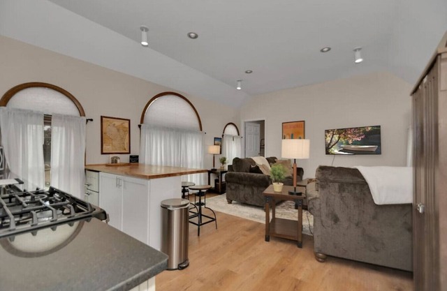Modern 1 Bedroom Unit Near Central Bay View MKE
