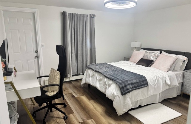 Modern 1 BR apartment in Downtown Jersey City near Light Rail and restaurants.