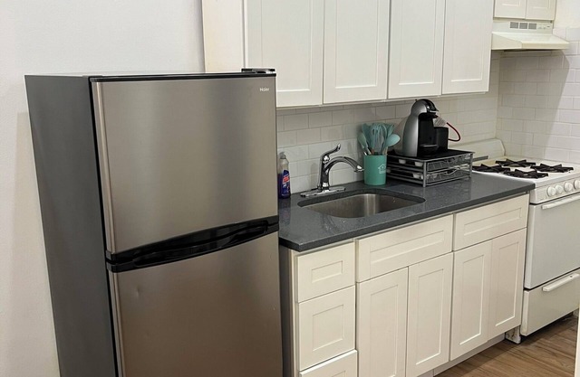 Modern 1 BR apartment with Sunken Living Room and AC, WiFi in superb Brooklyn