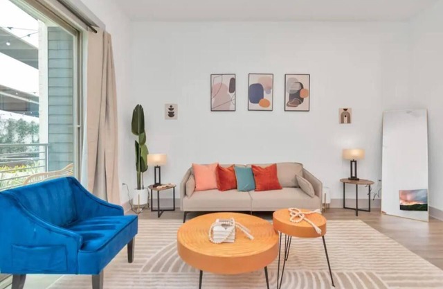 Modern 1BDR, W/Parking & Pool, Downtown Houston