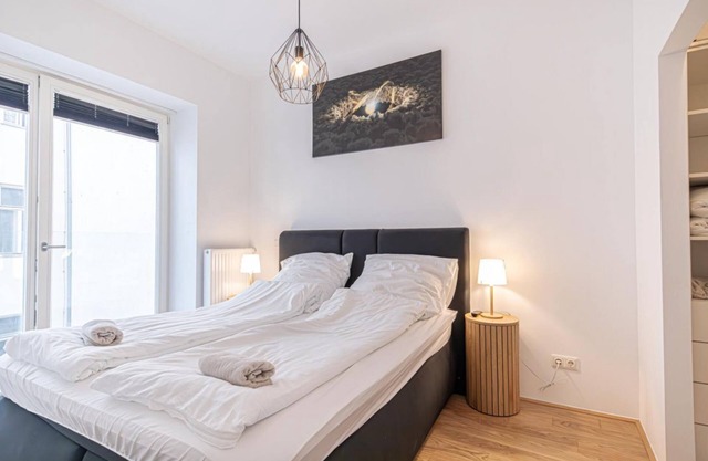 Modern 1BR + 1LR Apartment in Vienna’s Downtown