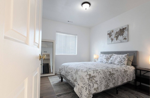 Modern 1BR Apartment Across from Trax – Easy Access to Downtown & Mall