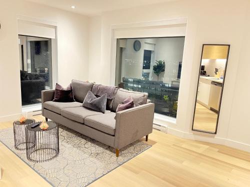Modern 1BR Condo w Balcony Free Parking & Gym Near Metro & Downtown