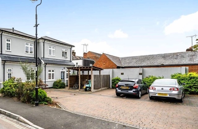 Modern 1BR Flat | WiFi | Netflix | Near Station