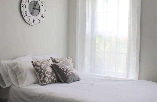 ★MODERN 1BR GREAT Location Downtown! W/D Parking!★