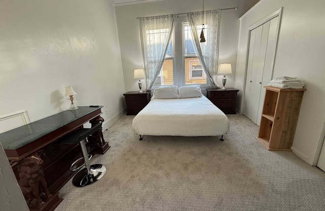 Modern 1BR Home Walk to Downtown