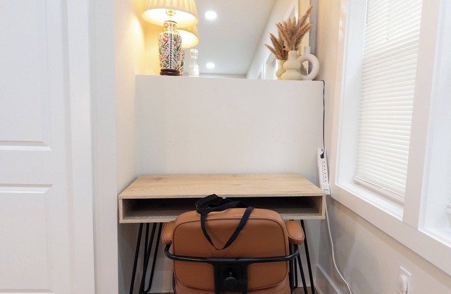 Modern 1BR in Central Philly Near Hospitals, Parks, WiFi + Housekeeping