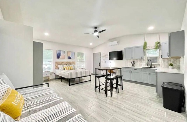 Stylish 1BR Sleeps 4 Walkable + WiFi