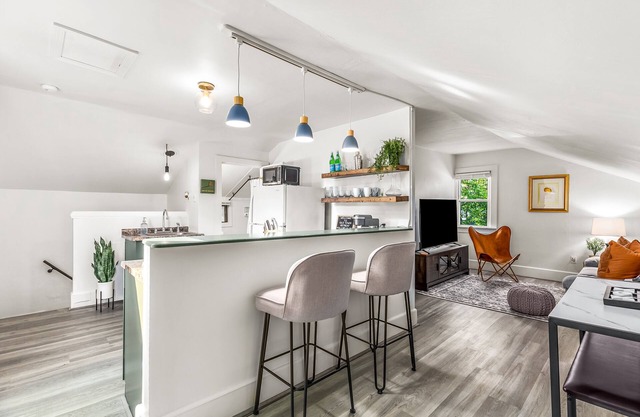 Modern 1BR Retreat, Steps to Shops/Bars/Restaurants!