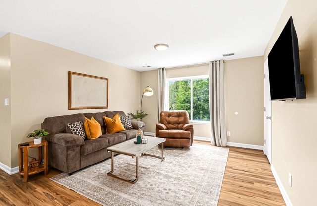 Modern 1BR Upper Flat | King Bed + In-Unit Laundry