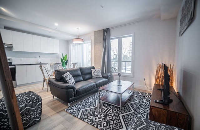 Modern 1BR w/den, Skyline Views, Gym and Pool