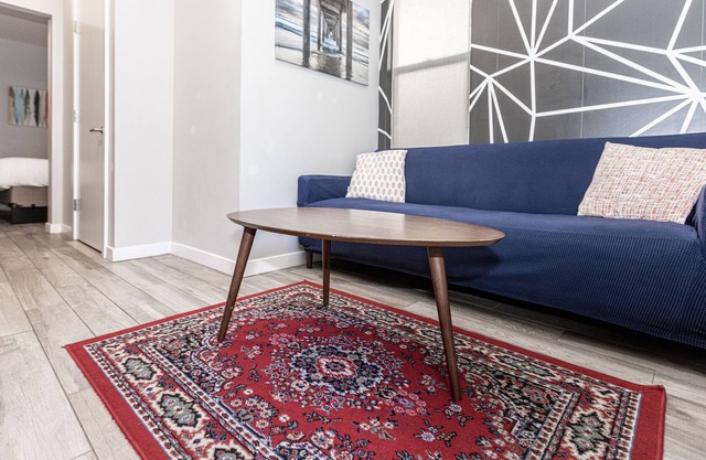 Modern 1BR Walk to All! Parking, Wi-Fi ⚡️ Cable TV