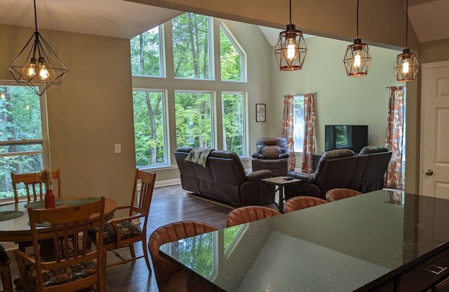 Modern 2 BD cabin, Hot Tub, Games, Near all in Hocking Hills, Pet Friendly
