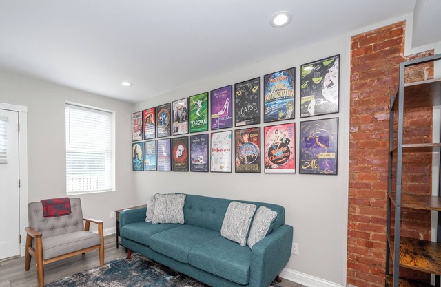 Modern 2 BDR Cinci Townhome Close to All Attractions! Walk to Restaurants