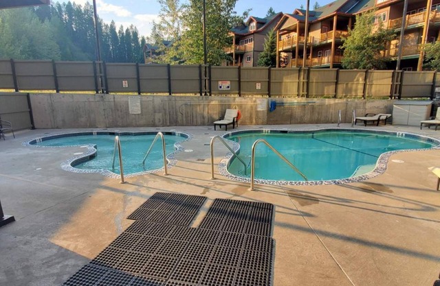 ✫ Modern 2 bed 2 bath condo w/ pool & hot tub at the base of ski hill