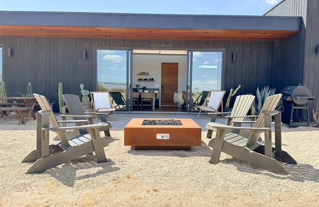 Modern 2 Bed 2 bath House near downtown Joshua Tree! Stunning views