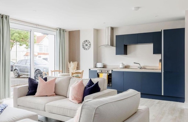 Modern 2 bed, cliff top & parking, F6