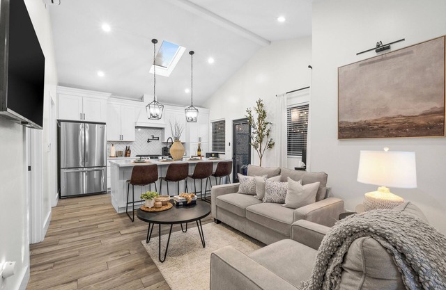 Modern 2-Bed Family Haven 🏡 Pet-Friendly + EV Charging 🐾⚡