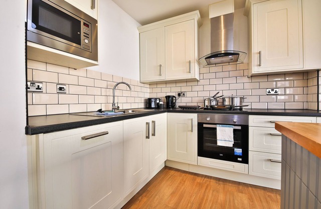 Modern 2 bed flat close to the city centre