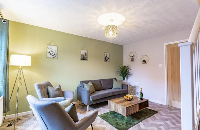 Modern 2-Bed Home with Free Parking Near Peak District