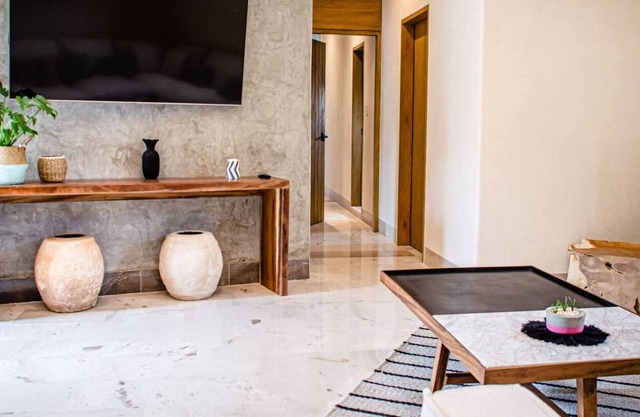Modern 2 Bedrooms Apartment Steps From The Beach