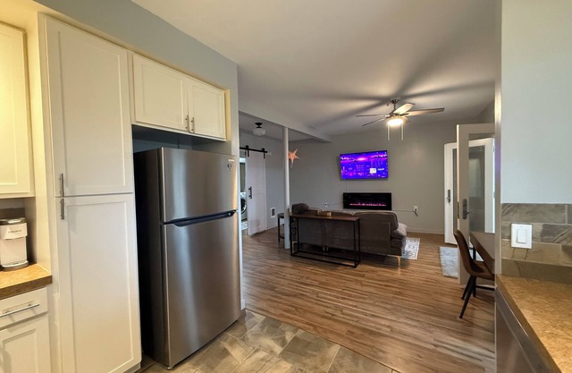 Modern 2 bedroom, 1 bath bright unit with Stunning Sunrises.