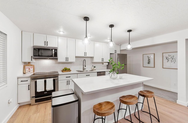Modern 2 Bedroom, 1 Bathroom apartment in highly desired downtown Poulsbo.