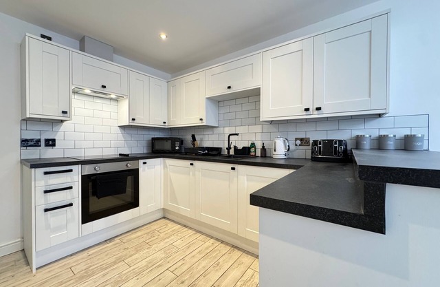 Modern 2 Bedroom Apartment | Near Hospital & Races