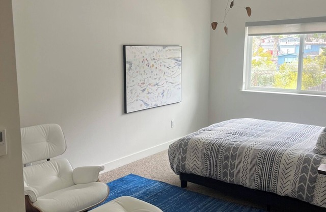 Modern 2-bedroom apartment: AC, WiFi & one block to the beach!