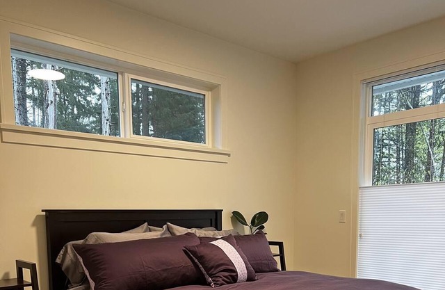 Modern 2-Bedroom Cottage in the Forest - 10 mins from town!